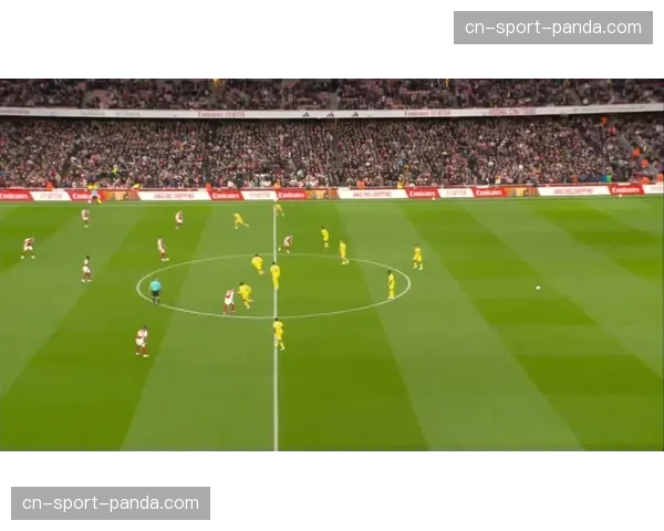 西汉姆联定位球战术的多样性：角球头球与凌空抽射的进攻层次设计